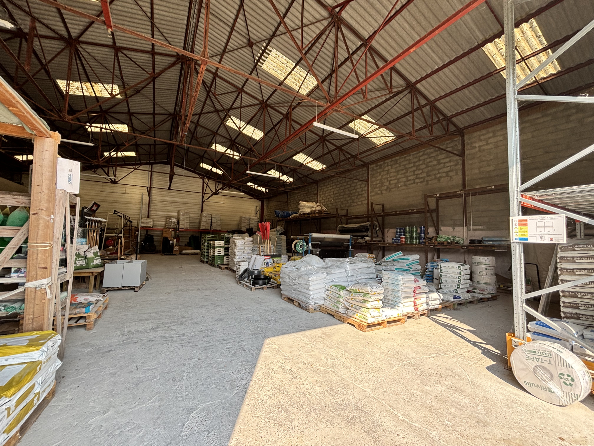 Local d'activité à louer à Tonnay charente, 320 m², 8 pièces – photo 2 sur 8