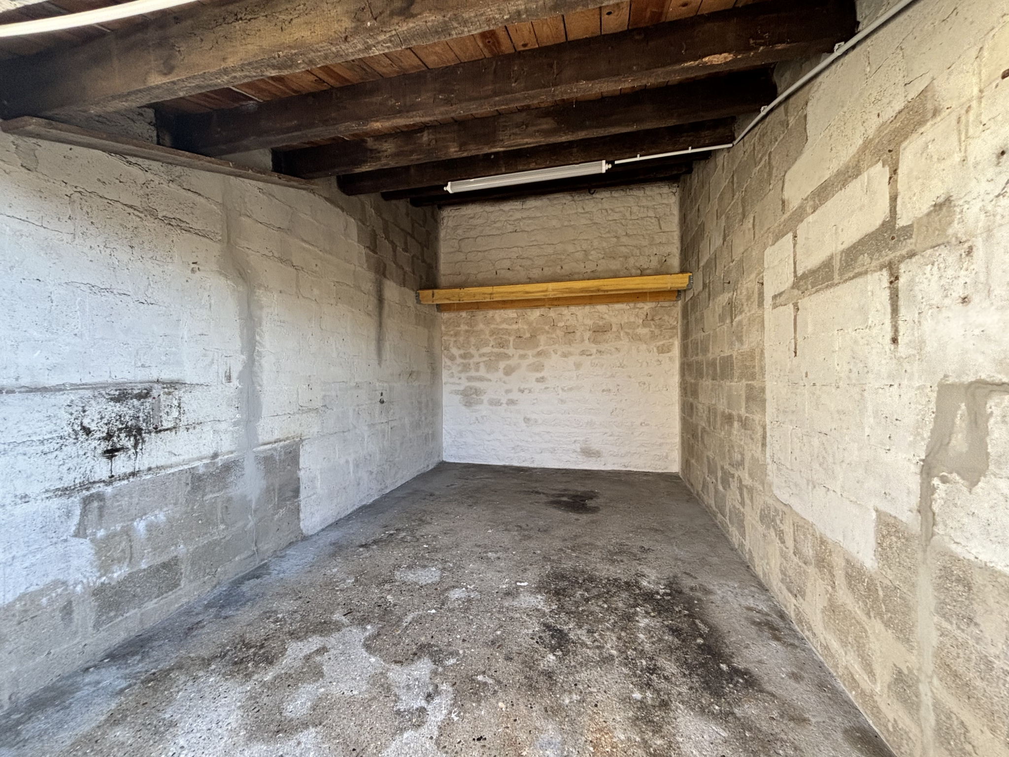 Parking / Box à louer à Rochefort, 13,5 m² – photo 2 sur 3